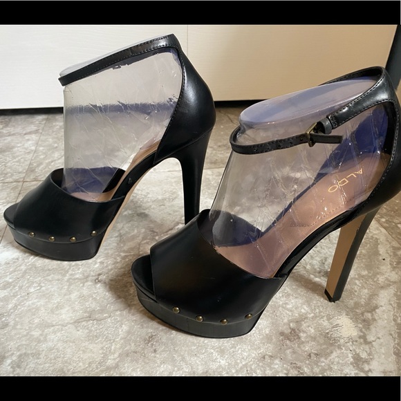 Peep-toe black high-heels from Aldo!! Beautiful shoe!! US 9/EU 40!! 2.5in heels! - Picture 2 of 6